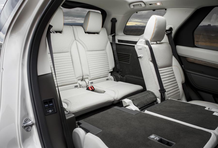 Интерьер Land Rover Discovery HSE 2017 года  (WW) (фото 18 из 54)